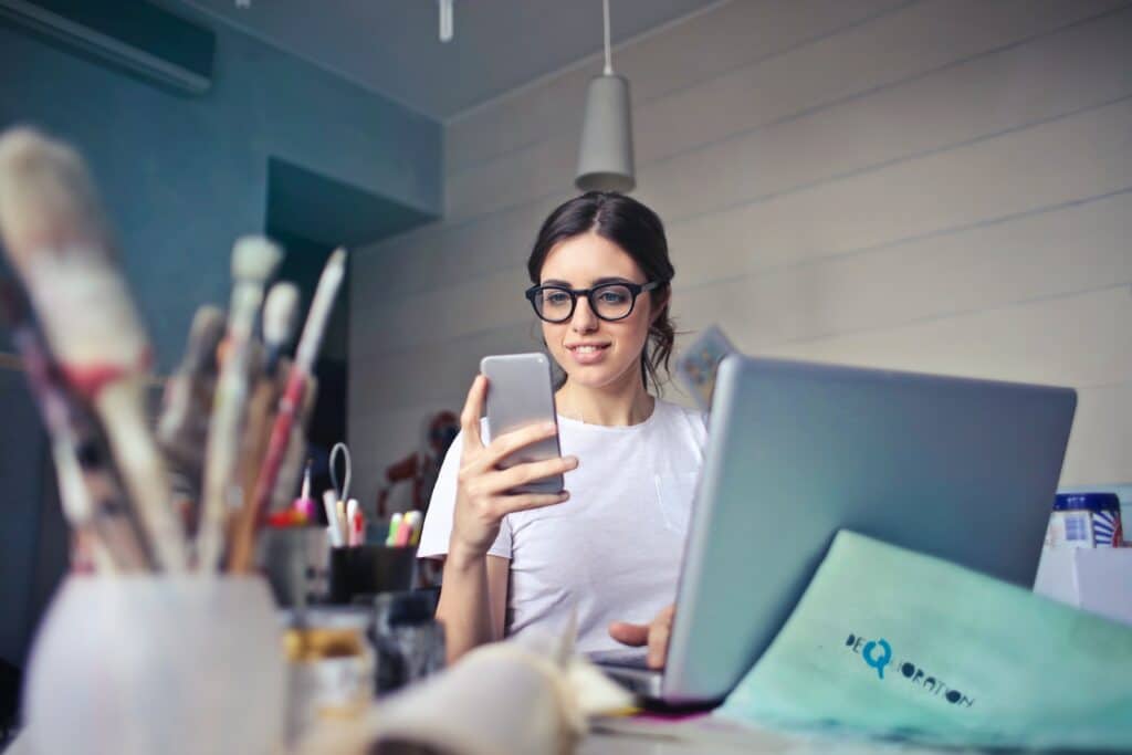 office rules - woman setting up office